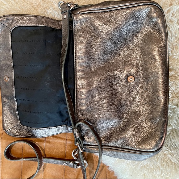 Marc by Marc Jacobs metallic grey crossbody purse - Picture 5 of 11
